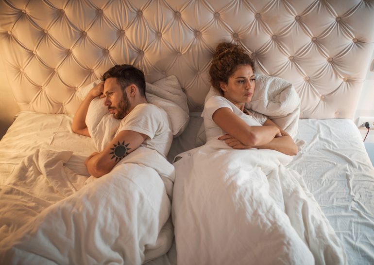 Casal brigado na cama | Tratamentos para a doença de Peyronie