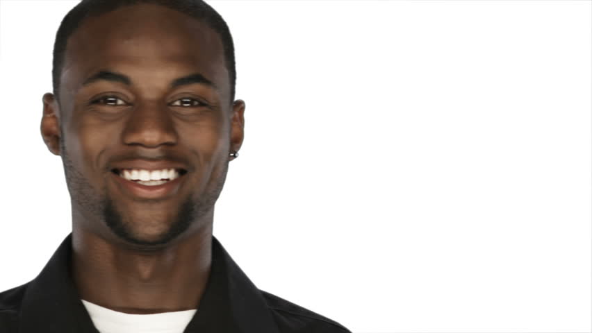 Homem negro sorrindo em fundo branco