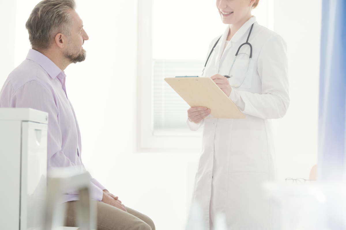Médica urologista conversando com paciente | O que é Herpes Genital?