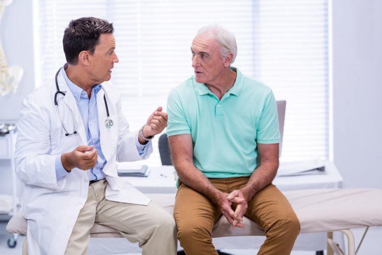 imagem de doutor explicando ao paciente no consultório | Urologia reconstrutora: o que é?